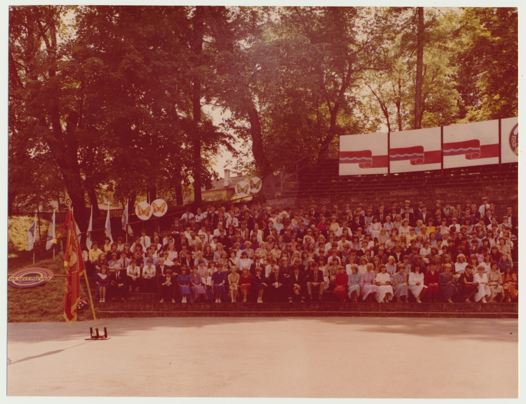 värvifoto, Viljandimaa noorte suvepäevade lõpetamine lauluväljakul, 1983