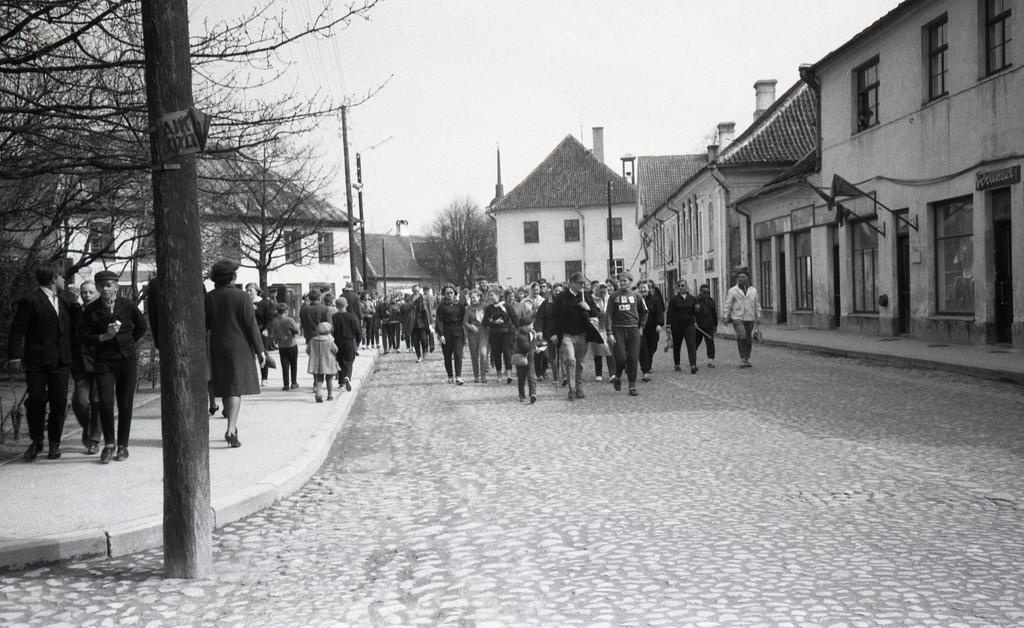 National Tour Kingissepa-Tehumardi on May 9, 1966.: participants on Tallinn Street