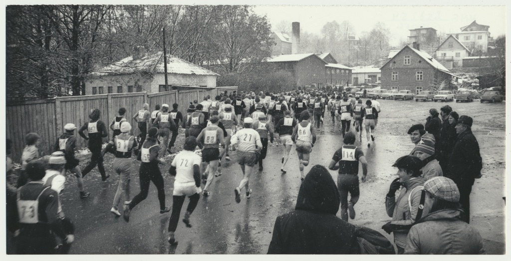 foto, Ümber Viljandi järve jooks, start, 1978, foto E. Veliste