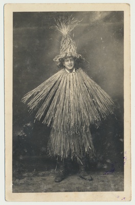 foto, mees õlgedest kostüümis, u 1930  duplicate photo