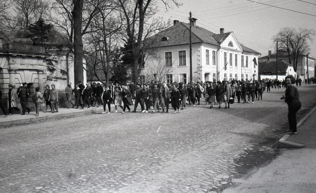 National Tour Kingissepa-Tehumardi on May 9, 1966.: participants on Tallinn Street