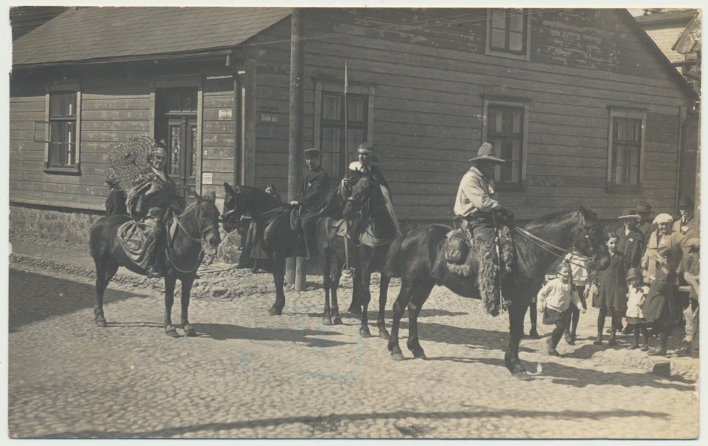 foto, Viljandi, Koidu tn- Posti tn nurk, karnevali rongkäik, u 1925