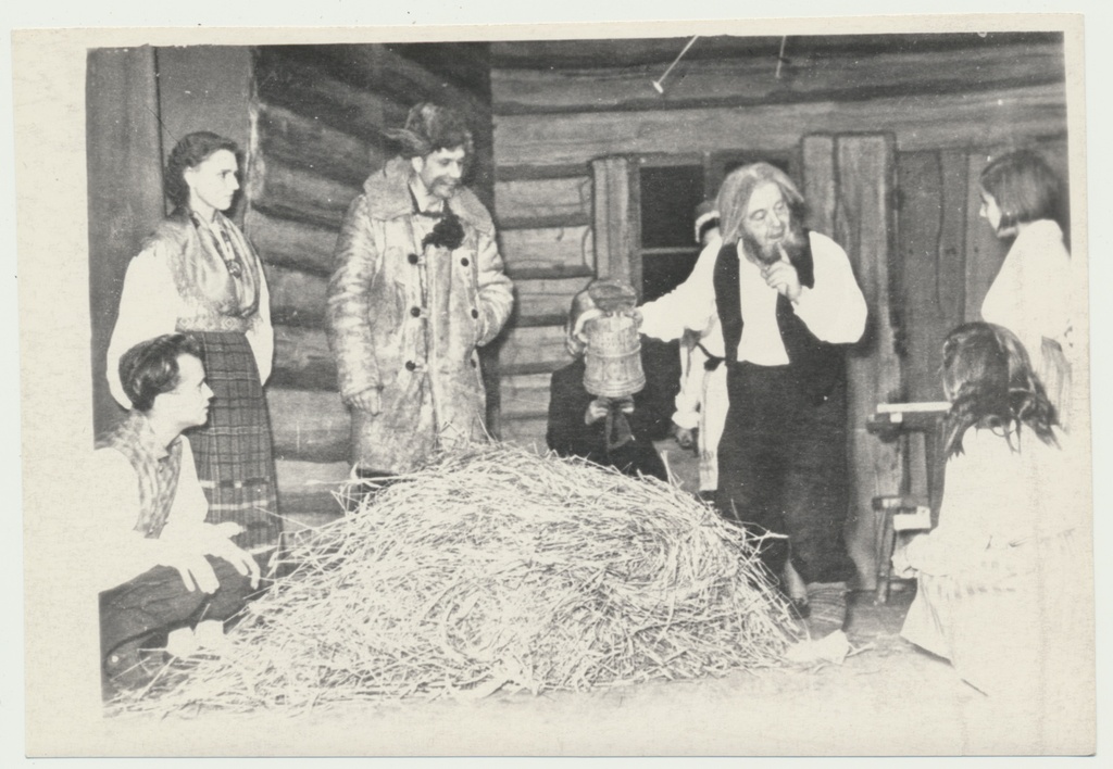 fotokoopia, eestlaste jõulukombed, õlle valamine jõuluõlgedele, 1966, TK Edu Tartu