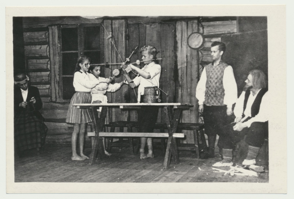 fotokoopia, eestlaste jõulukombed, jõulukrooni valmistamine, 1966, TK Edu Tartu