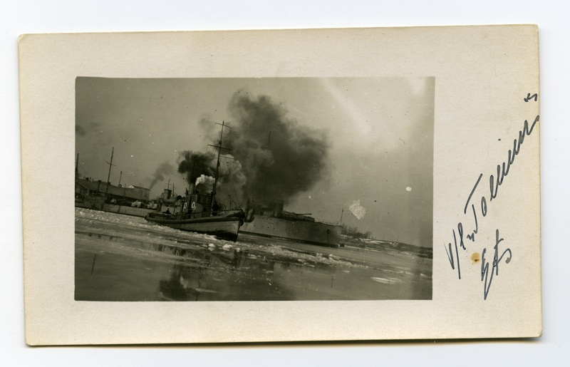 Aurupukher "Tallinn" departs from the war port of Tallinn, the destroyer "Vambola" in the backyard.