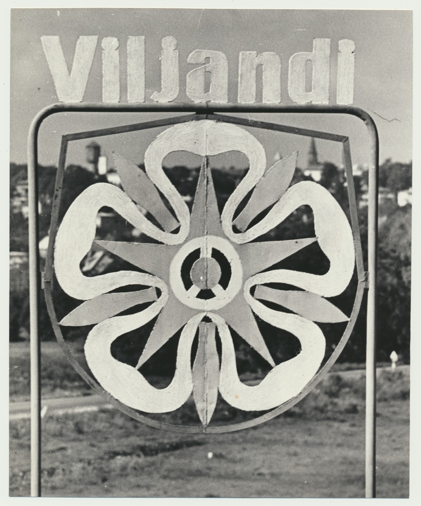 foto, Viljandi, Tartu mnt, linna embleem, u 1970, foto E. Veliste