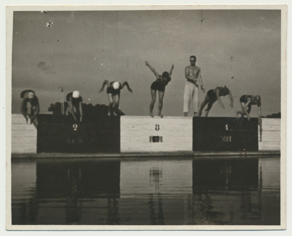 foto Viljandi järv, bassein, ujujad vettehüppel (vt ka VM 5441 F 1963/2244:13)