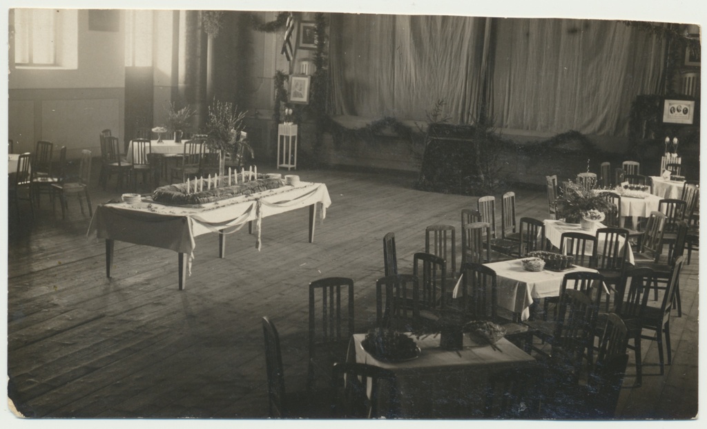 foto, Viljandi Eesti Haridusseltsi kooli saal 1928 EV 10. aastapäeva tähistamine, peolaud