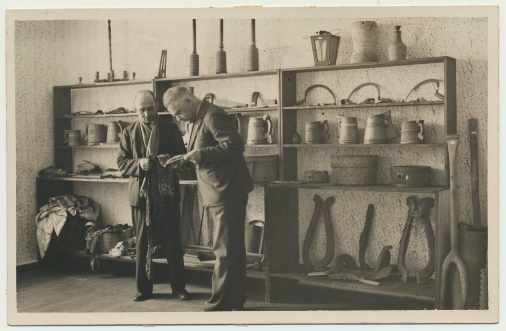foto, Viljandi muuseum, etnograafia väljapanek, T. Parri, G. Mootse, 1935, foto A. Kiisla