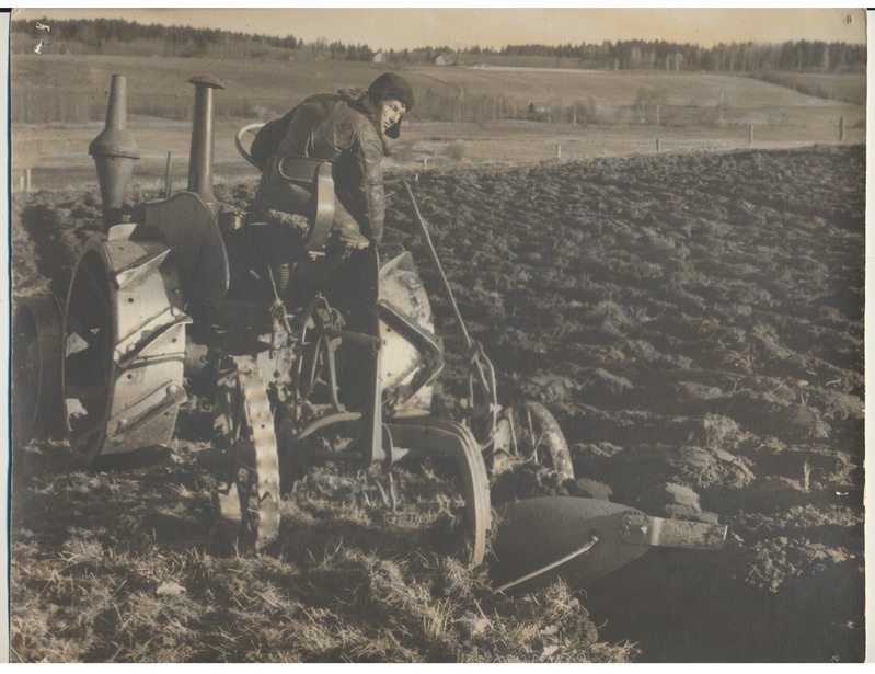 foto, Viljandimaa, Uusna sovhoos, traktor'iga künd, u 1950
