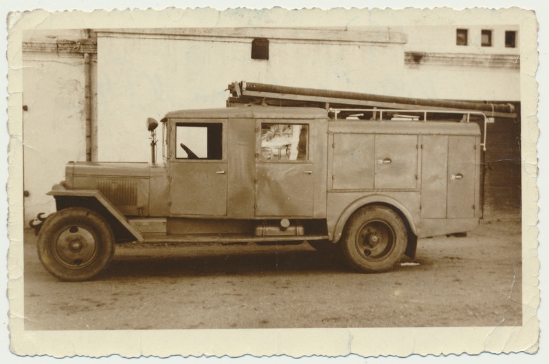 foto, Viljandi, tulekustutusauto ПМЗ-11 tuletõrjeühingu hoovis, u 1952