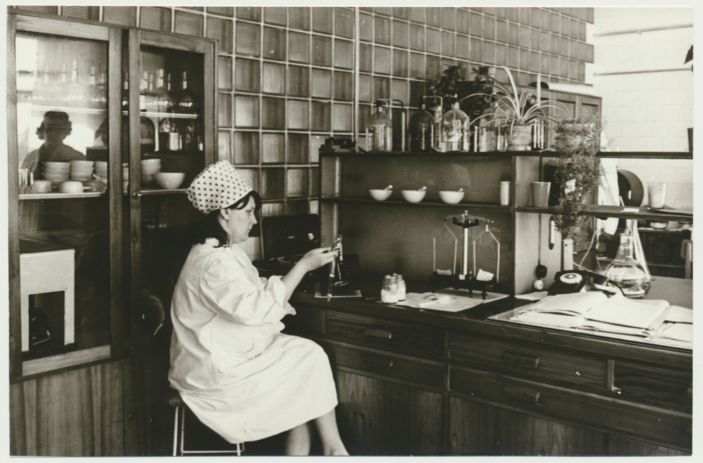 foto Viljandi Piimatoodete Kombinaat, laboratoorium, Saima Miljan 1976 foto L.Vellema