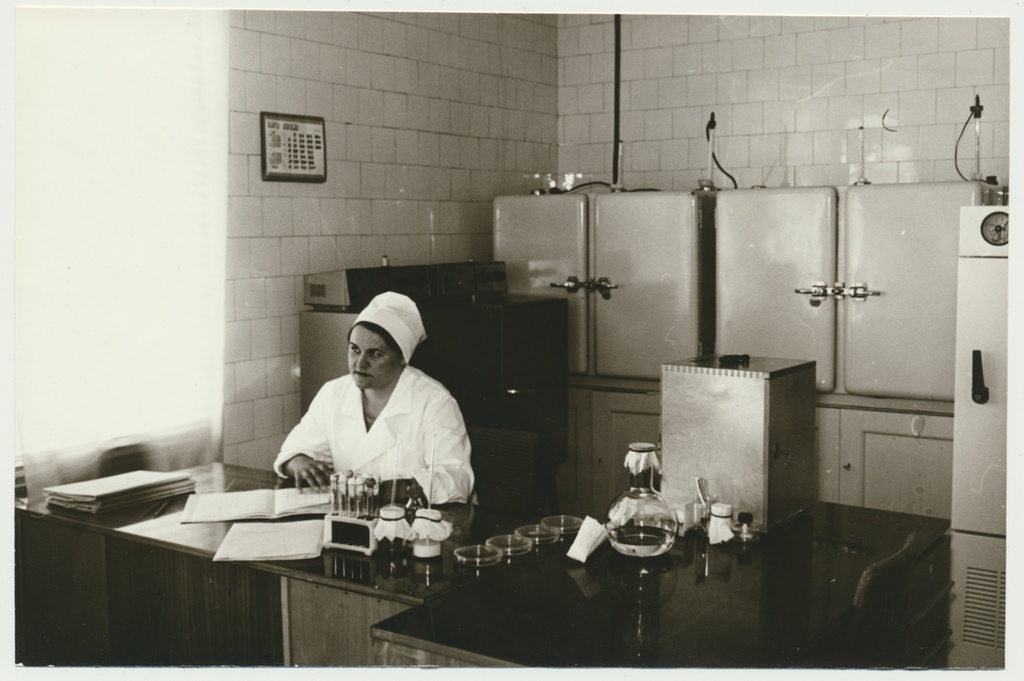 foto Viljandi Piimatoodete Kombinaat, laboratoorium 1976 foto L.Vellema