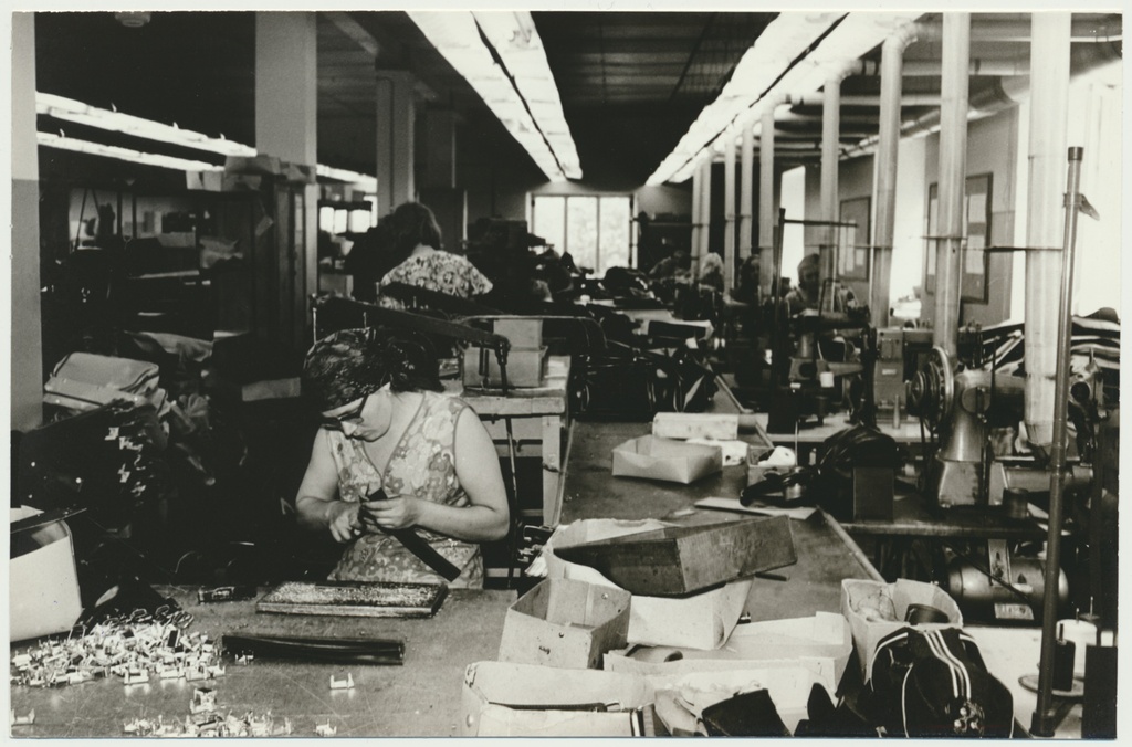 foto Nahkgalanteriikombinaat Linda, Viljandi osakond Tallinna tn 44, kandekottide valmistamine, 1976 foto L.Vellema