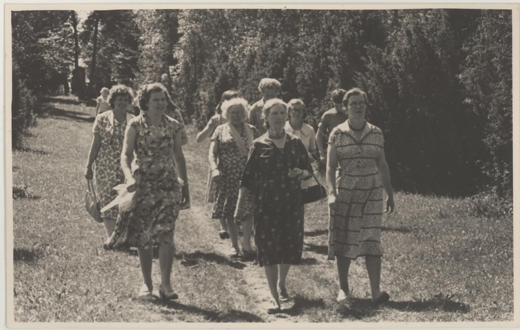 Ekskursioon Taeblasse maalikunstnik Ants Laikmaa talumuuseumi avamisele 05.06.1960. Kadakate alleel