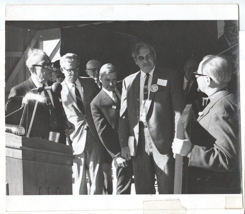 Harry Nurmet kingib USA senaator Everett McKinley Dirksen'ile oma maali