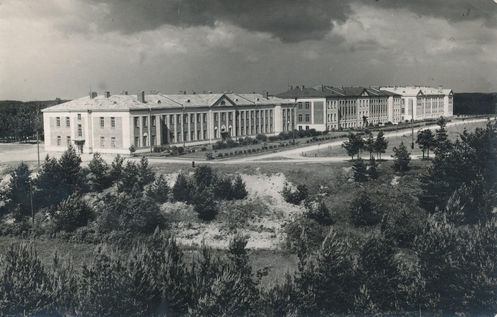 Photo. The army of the 7th foot army of Võru castles against Võru Railway Station.
