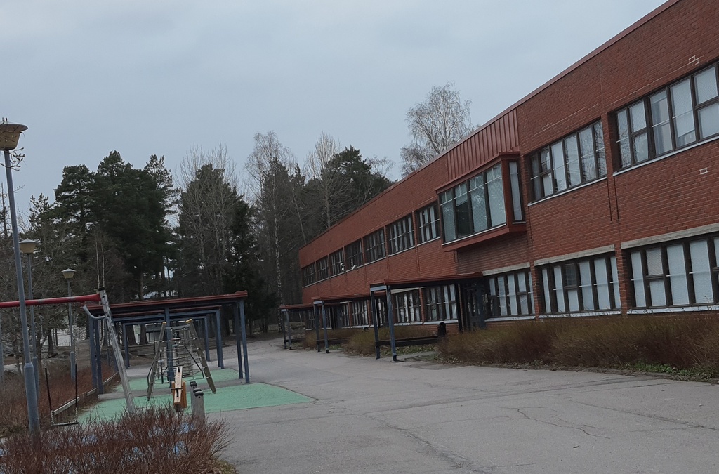 Koululaisia välitunnilla Pihlajiston ala-asteen pihalla. rephoto