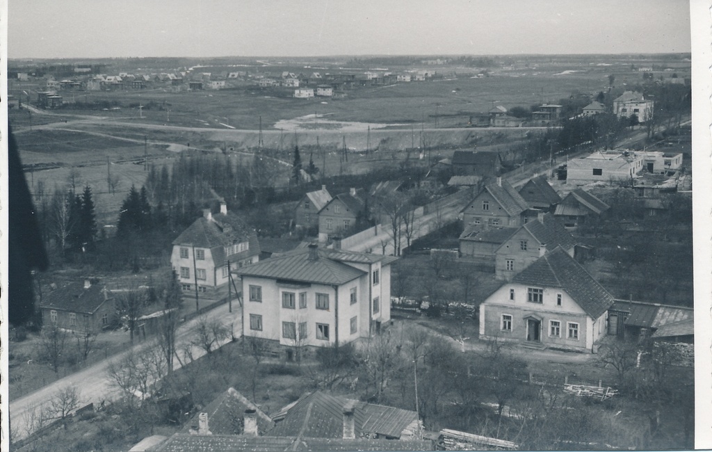 foto, Viljandi, vaade Pauluse kiriku tornist 1958: Leola tn, Valuoja org, Jakobsoni tn viadukt, taamal Paalalinn, F: H. Riet