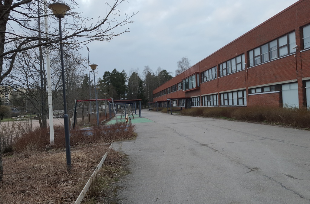 Koululaisia välitunnilla Pihlajiston ala-asteen pihalla. rephoto
