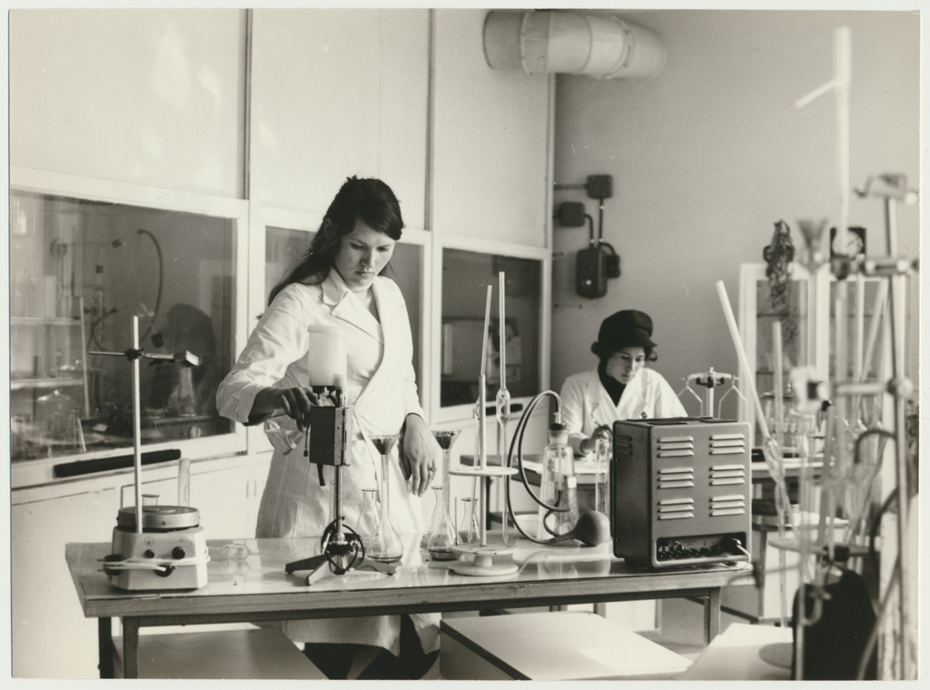 foto Viljandi Teraviljasaaduste Kombinaat, vaneminsener - keemik Helge Potter 1975