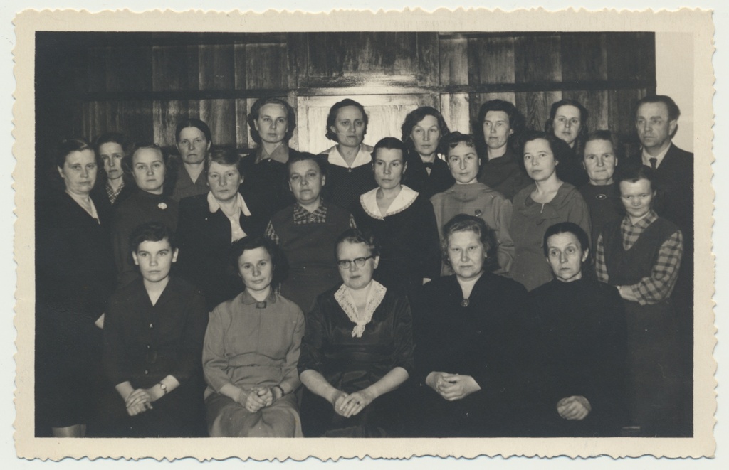 foto, Viljandi, Tartu tn 11, apteek nr. 111, grupp, 29.04.1960, I rea keskel juhataja Elfriede Karu (oli 1951-1968)