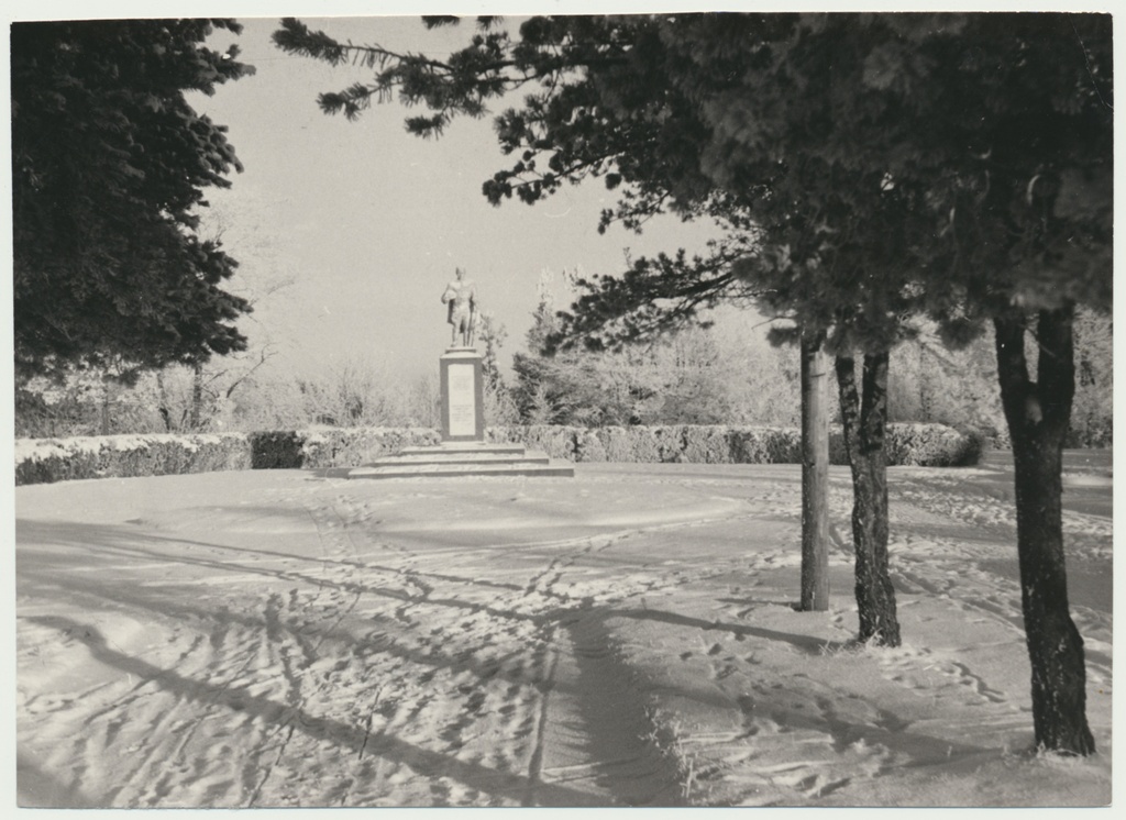 foto, Viljandi, Uueveski vennaskalmistu talvel, u 1965, foto A. Kiisla