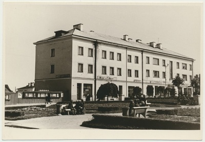foto, Viljandi, Keskväljak, hoone V. Kingissepa tn 18/20 (Lossi tn), 1951, F: L. Vellema  duplicate photo