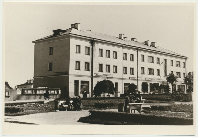 foto, Viljandi, Keskväljak, hoone V. Kingissepa tn 18/20 (Lossi tn), 1951, F: L. Vellema