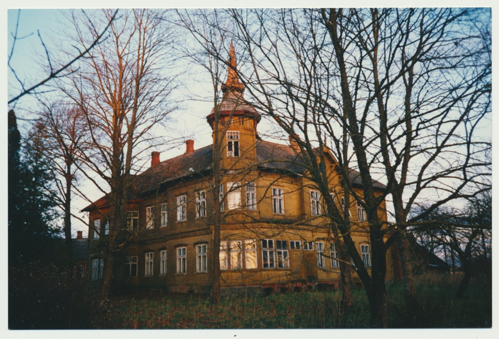 värvifoto, Viljandimaa, Halliste torn'iga elamu, 1993
