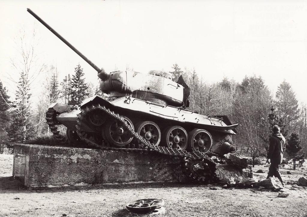 Clothed tank-monument Valgas