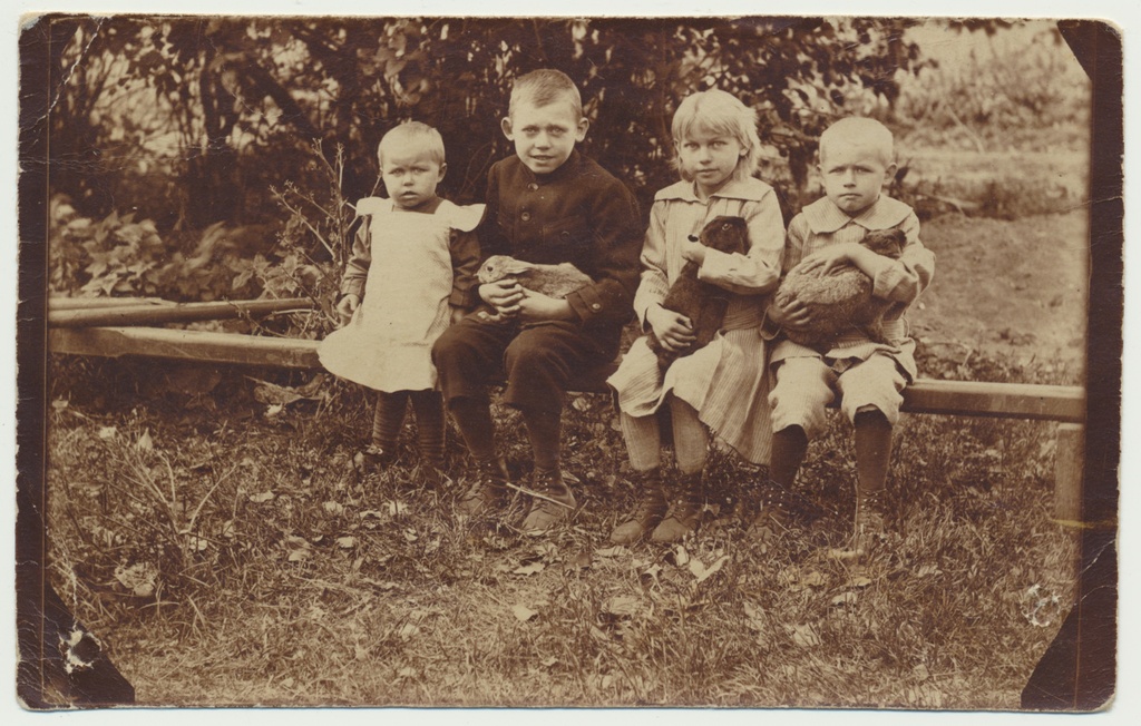 foto, Hans ja Marie Kunstal´i (Kuuskmäe) pere lapsed, Vindla talu, Uusna v, u 1920