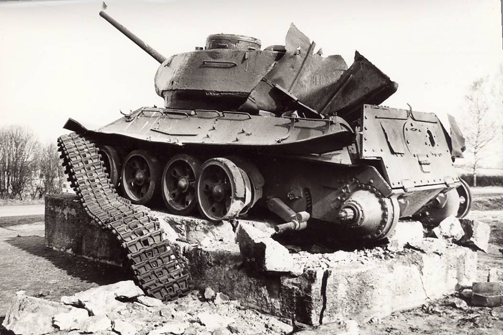 Clothed tank-monument Valgas