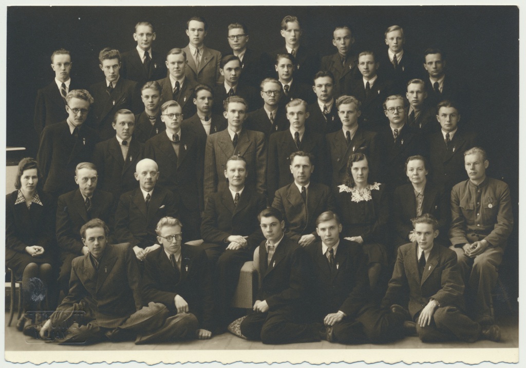 foto, Viljandi Poeglaste Gümnaasium'i (Maagümnaasium) majas kaubanduskeskkool'i lõpetajad ja õpetajad, u 1935, foto J. Riet