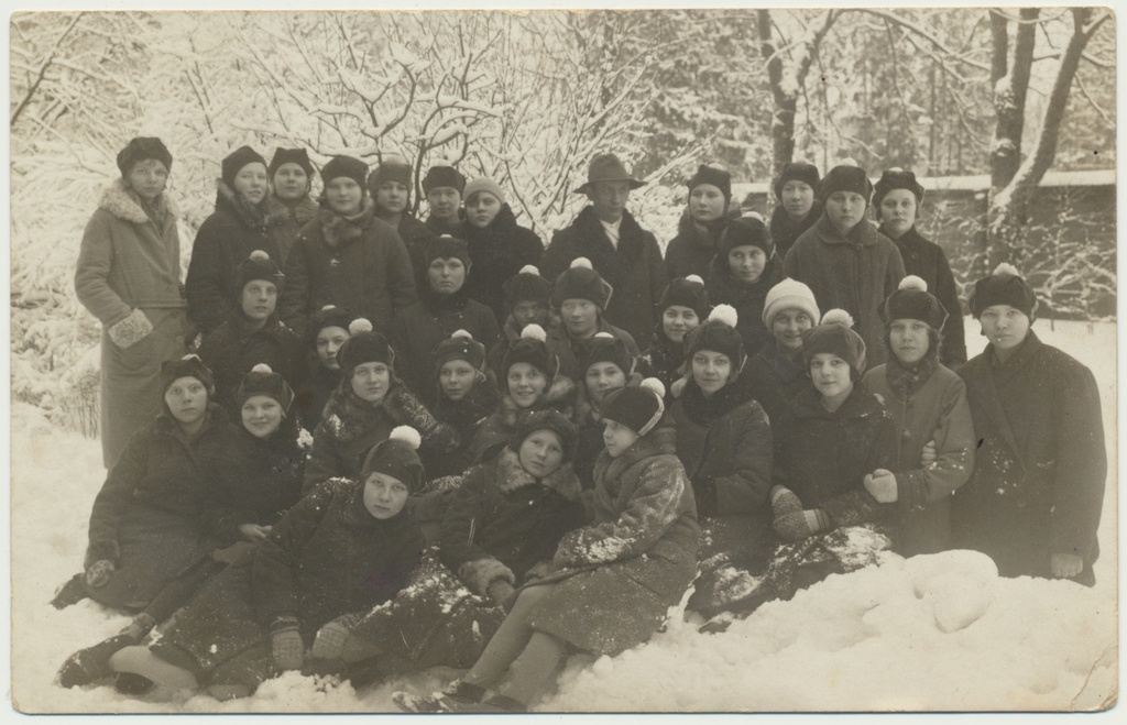 foto, Viljandi Eesti Haridusselts'i gümnaasium, grupp talvel õues, vormimütsides, u 1930