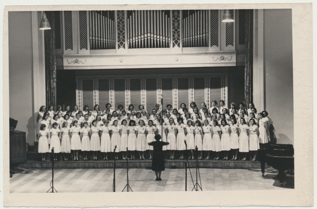 foto, Viljandi I keskkool'i naiskoor, orkester, teater Estonia, 1957