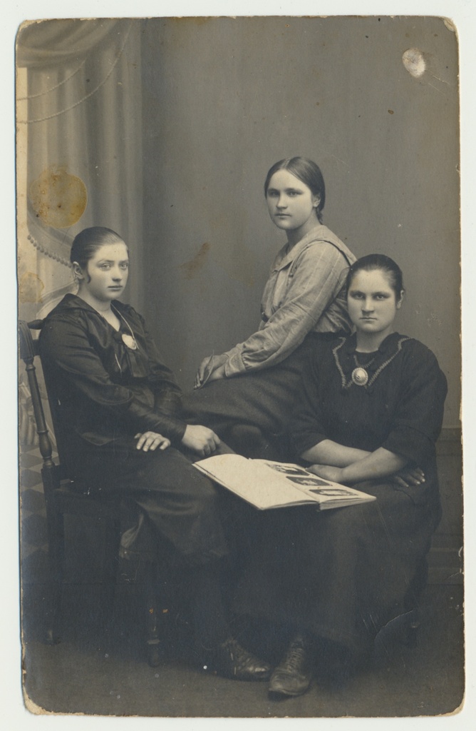 foto, 3 neidu Tarvastu'st, u 1920