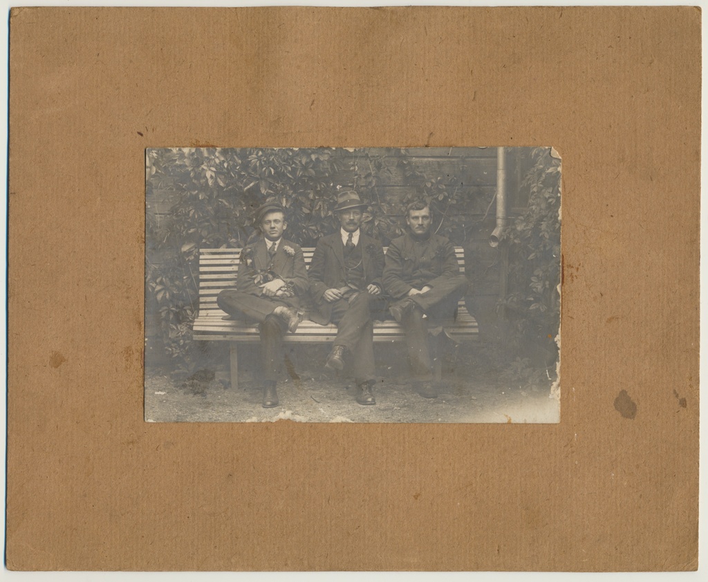 foto, Viljandimaa, 3 mees't, pink, istumas, u 1920