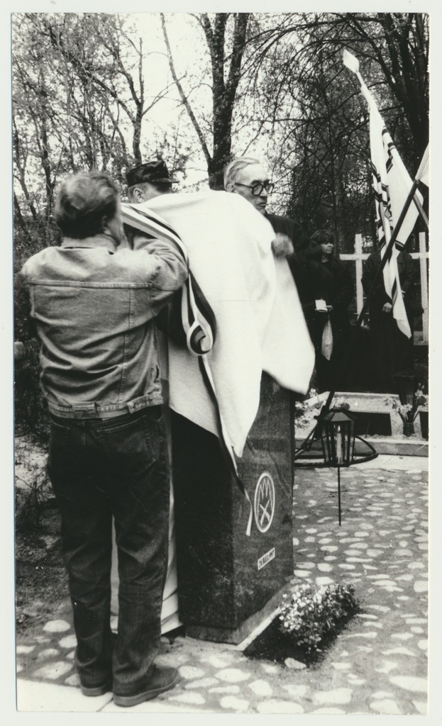 foto, (Eesti 1.) metsavendade mälestussamba avamine, Viljandi, Pauluse kirik'u kalmistu, Pärnu mnt, 1997, foto L. Kadalipp