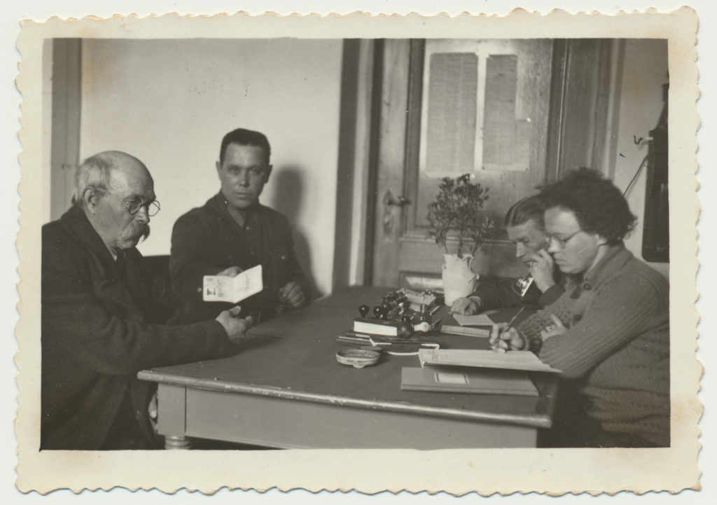 foto, Viljandi, miilitsa passilaud (passipunkt nr 20), 1. nõukogude passi väljaandmine, vasakult M.Tamm, Joh.Karu, Saar, A.Kiilaspea, 15.05.1941, foto J. Lubi