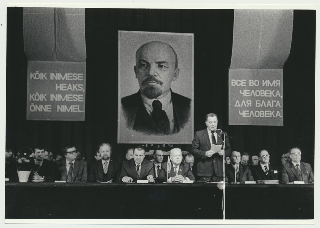 foto, Viljandi rajooni keskhaigla avamine 15.02.1985, aktus Ugala teatris, kõneleb EKP Viljandi rajoonikomitee I sekretär Rein Elvak