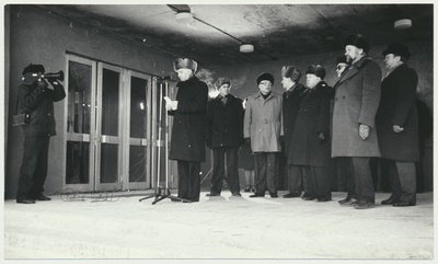 foto, Viljandi rajooni keskhaigla avamine 15.02.1985, kõneleb partei rajoonikomitee I sekretär Rein Elvak  similar photo