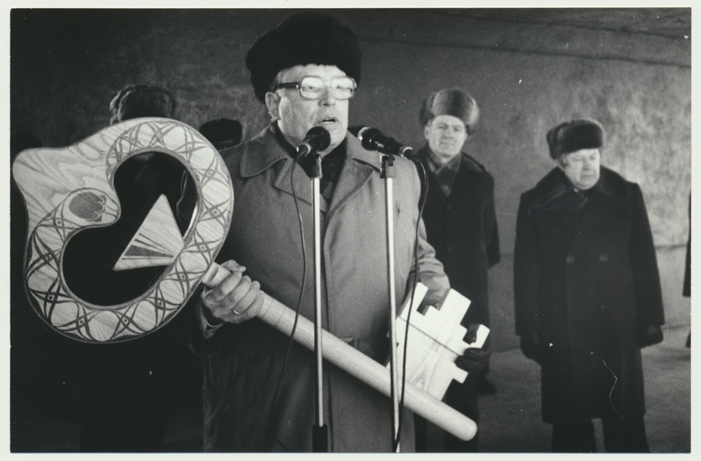 foto, Viljandi rajooni keskhaigla avamine 15.02.1985, haigla peaarst Rein Kariis võtmega