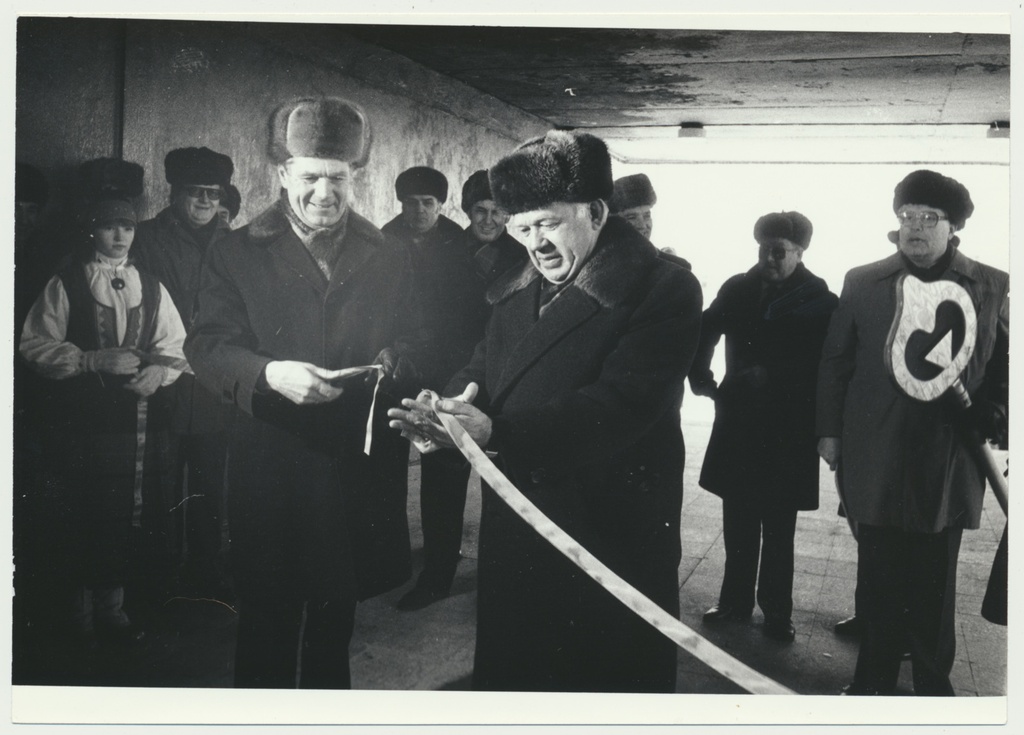 foto, Viljandi rajooni keskhaigla avamine 15.02.1985, linti lõikavad Bruno Saul ja Karl Vaino, taamal võtmega haigla peaarst Rein Kariis