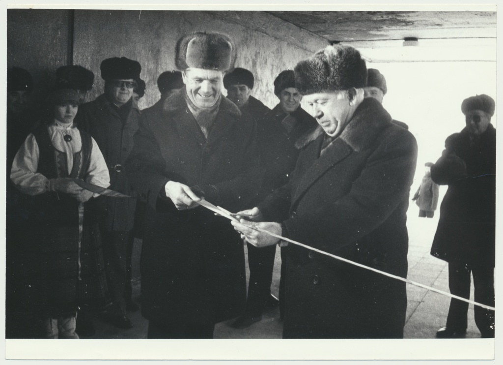 foto, Viljandi rajooni keskhaigla avamine 15.02.1985, linti lõikavad ENSV ministrite nõukogu esimees Bruno Saul ja partei keskkomitee I sekretär Karl Vaino