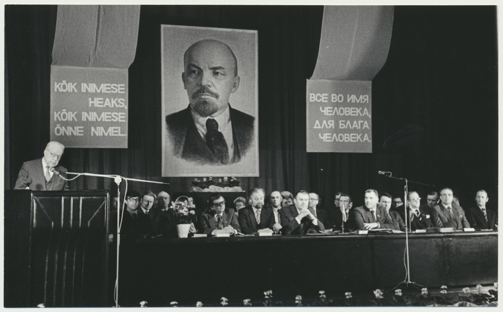 foto, Viljandi rajooni keskhaigla avamine 15.02.1985, aktus Ugala teatris, kõneleb EKP kk I sekretär Karl Vaino