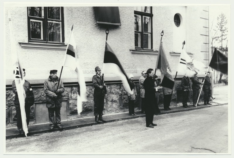 foto, Viljandi, Sakala Partisanide Pataljon'i mälestustahvli taasavamine, 26.04.1992, foto L. Kadalipp