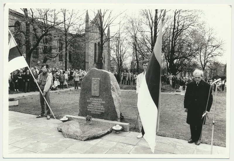 foto, Viljandi, kapten A. Irv'e mälestuskivi avamine, 26.04.1989, foto L. Kadalipp