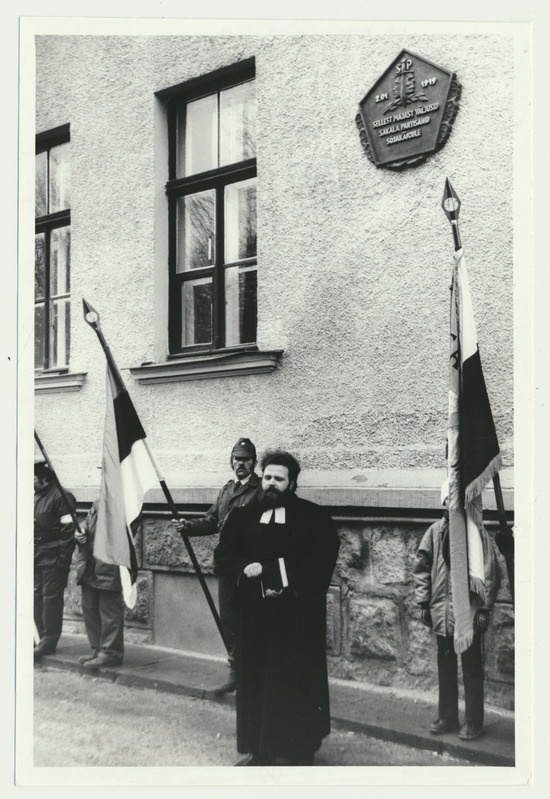 foto, Viljandi, Sakala Partisanide Pataljon'i mälestustahvli taasavamine, 1992, foto L. Kadalipp