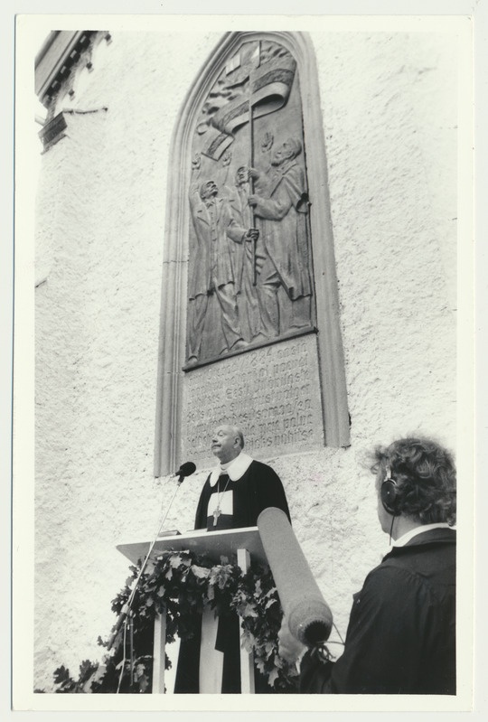 foto, Valgamaa, Otepää kirik, rahvuslipp, mälestusbareljeefi taasavamine, 15.07.1989